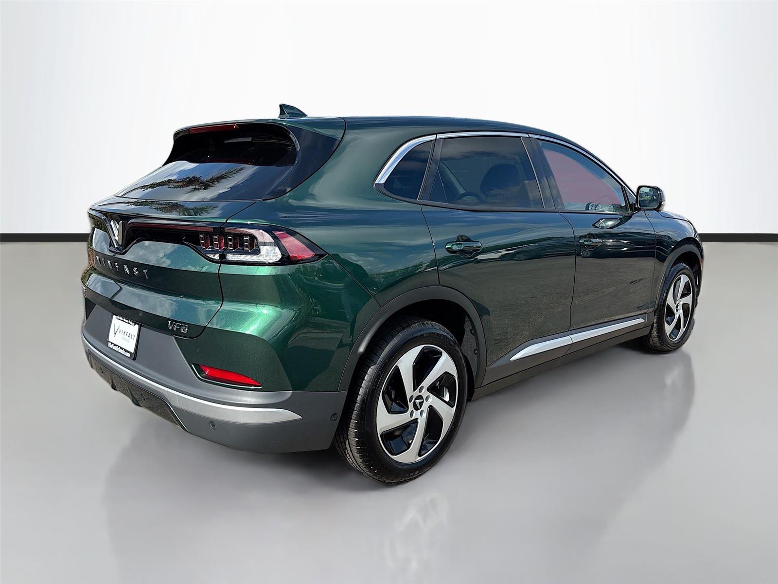 2025 VinFast VF 8 Eco
