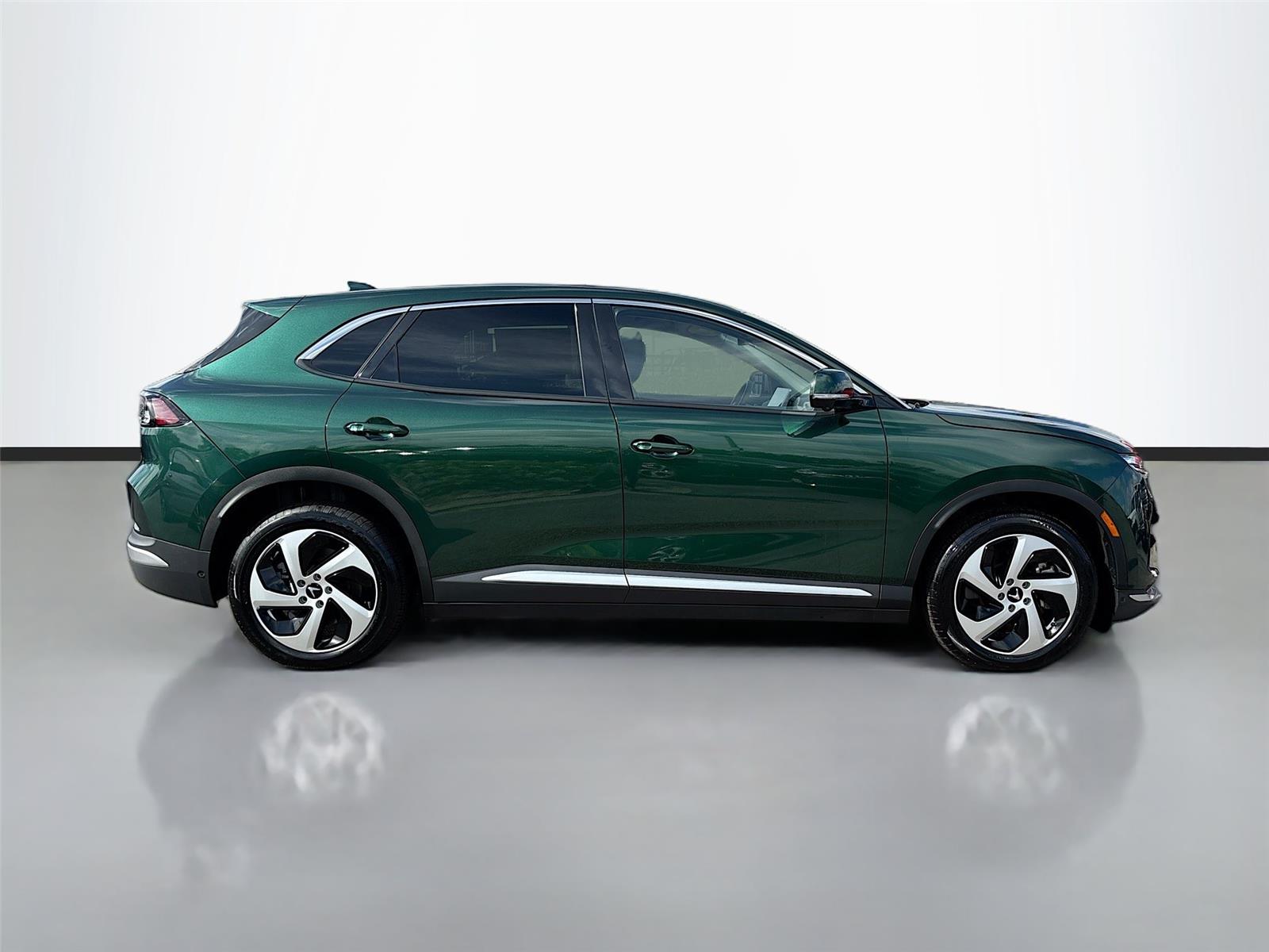 2025 VinFast VF 8 Eco