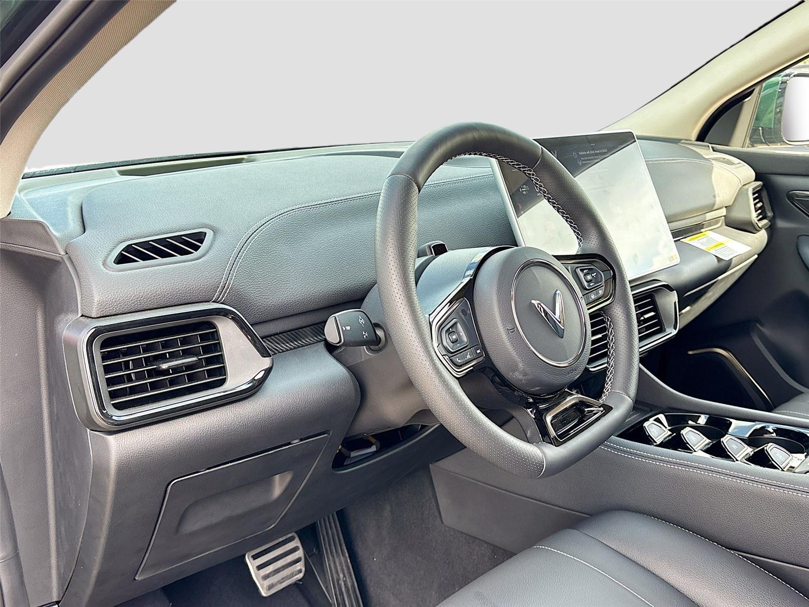 2025 VinFast VF 8 Eco