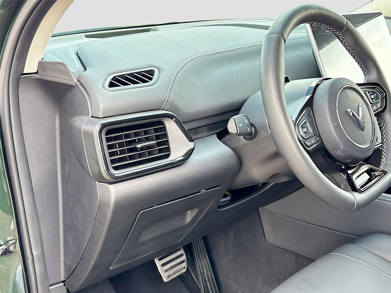 2025 VinFast VF 8 Eco