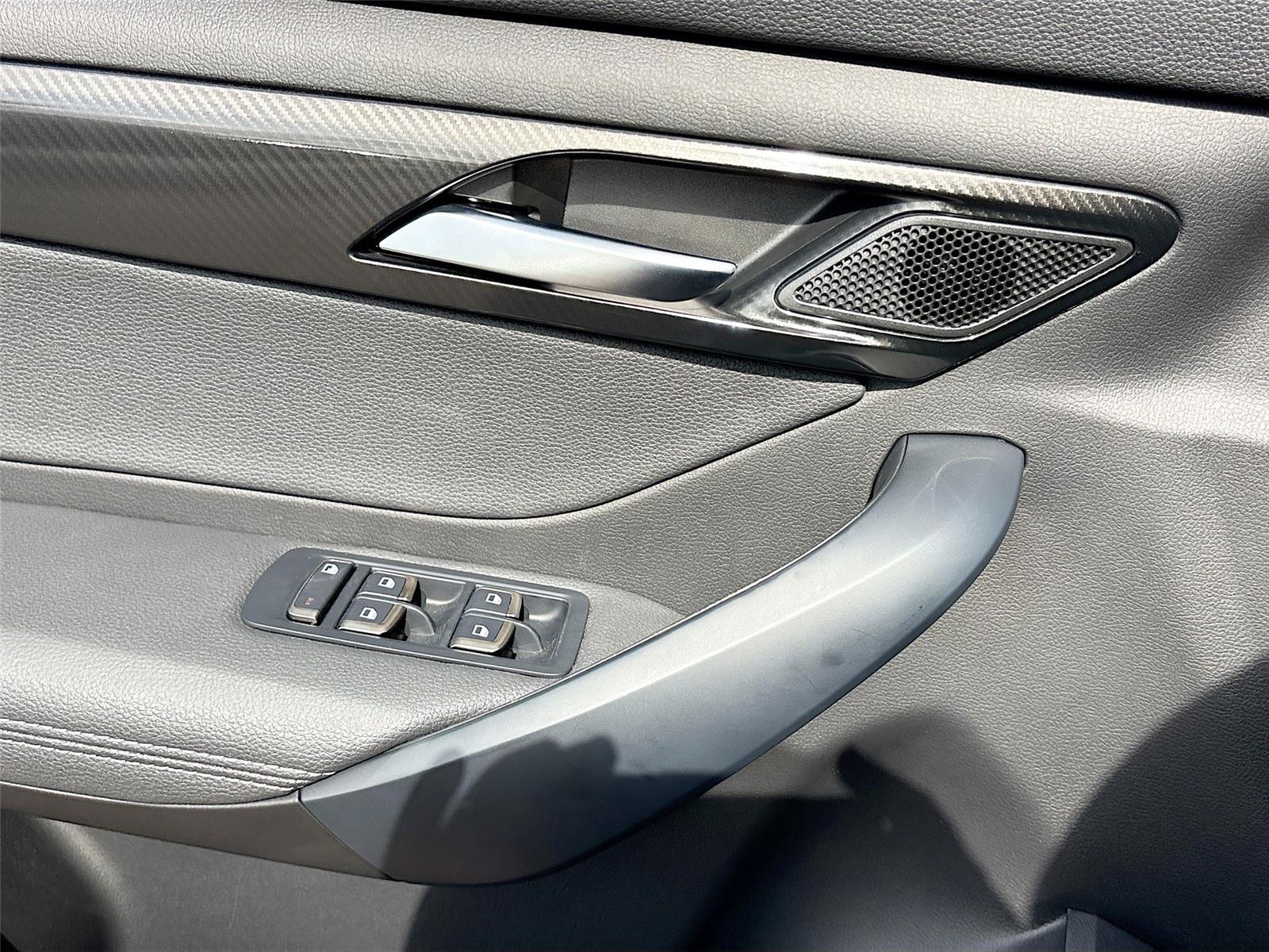 2025 VinFast VF 8 Eco