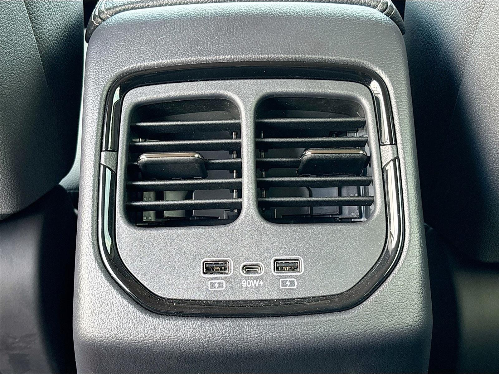 2025 VinFast VF 8 Eco