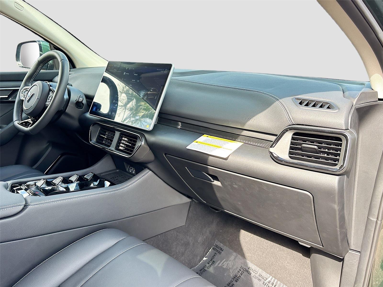 2025 VinFast VF 8 Eco