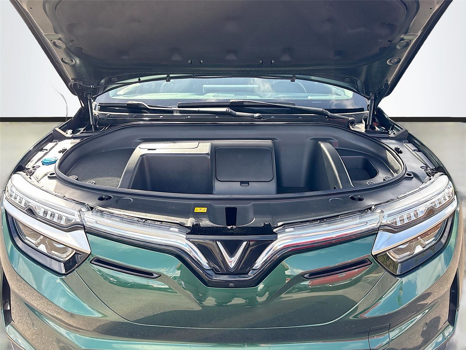 2025 VinFast VF 8 Eco