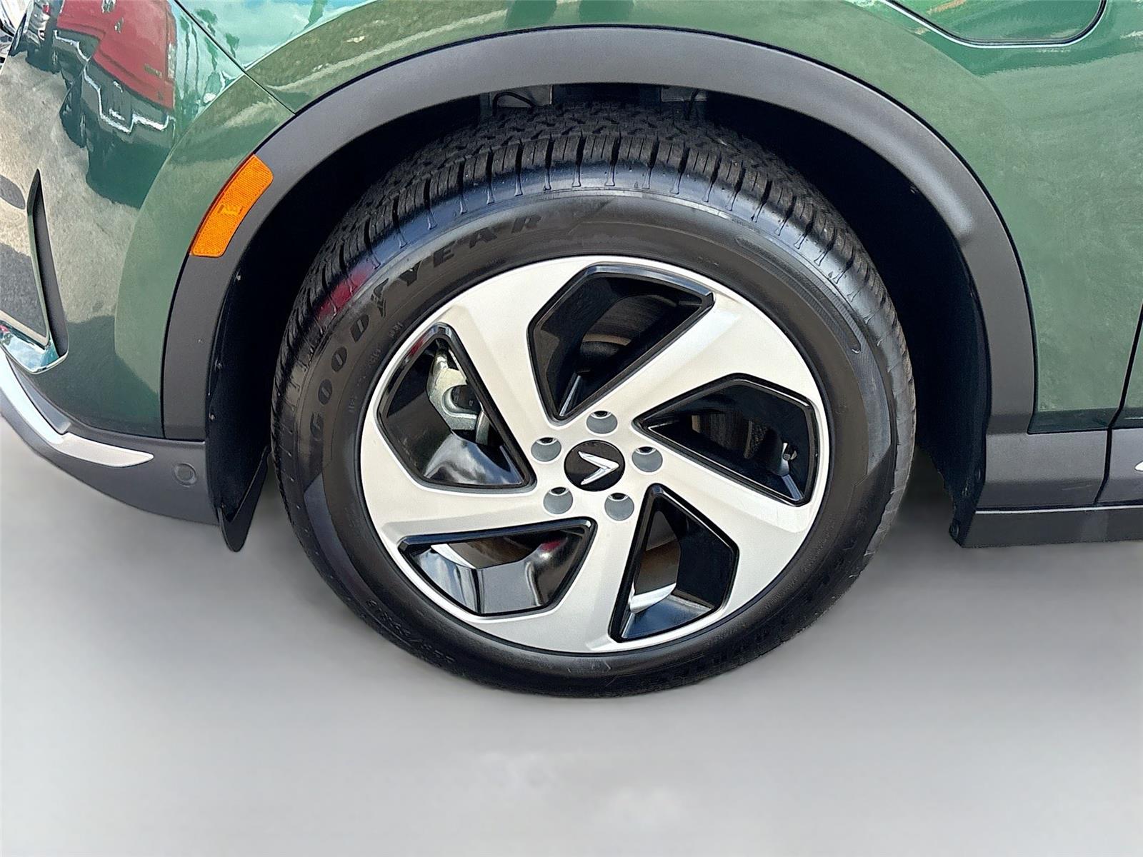 2025 VinFast VF 8 Eco