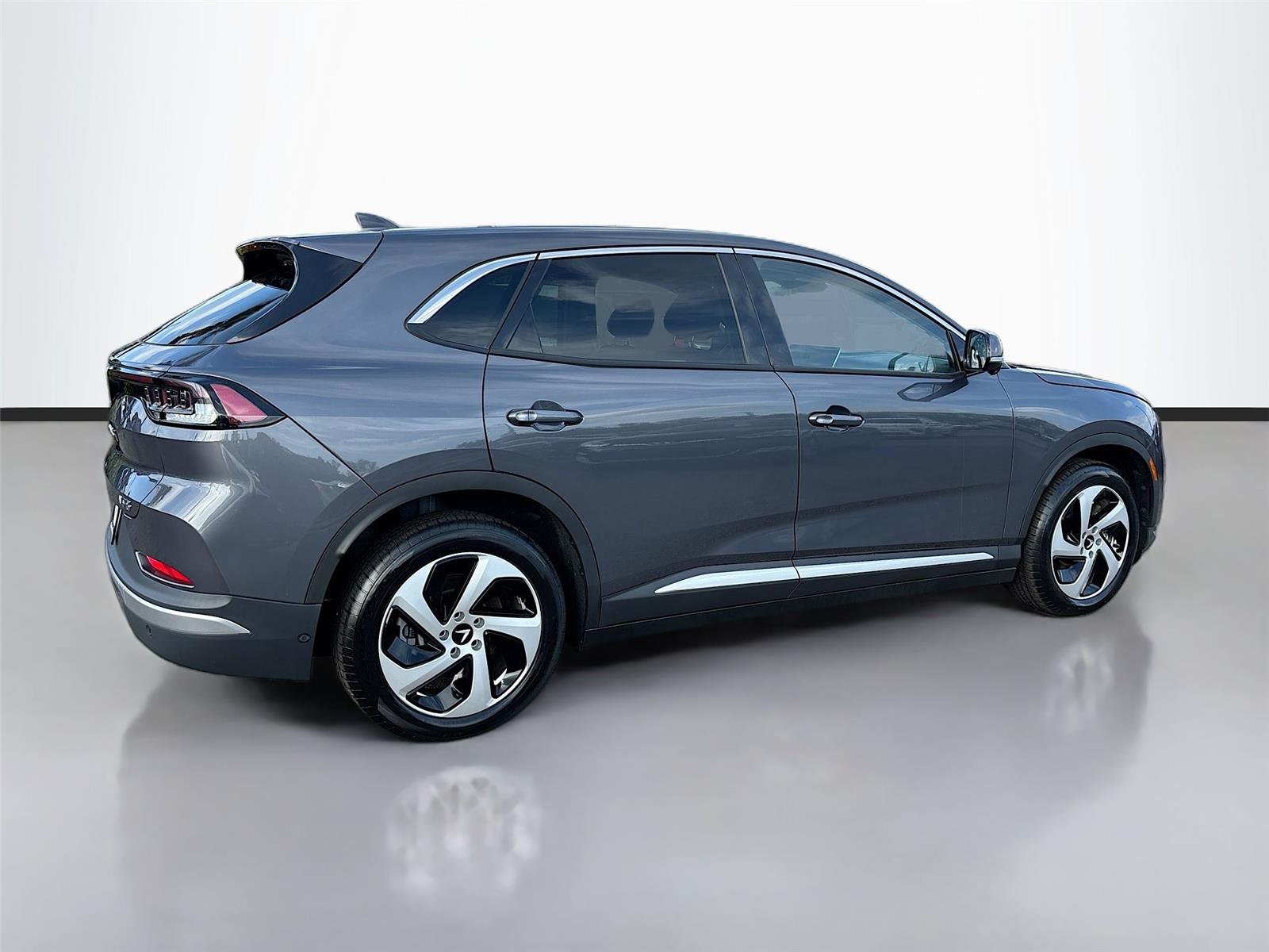 2025 VinFast VF 8 Eco