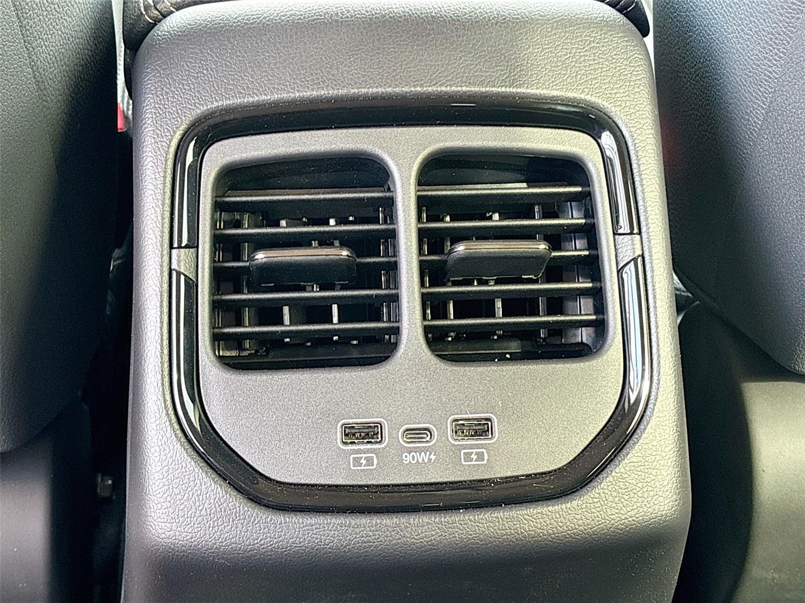2025 VinFast VF 8 Eco