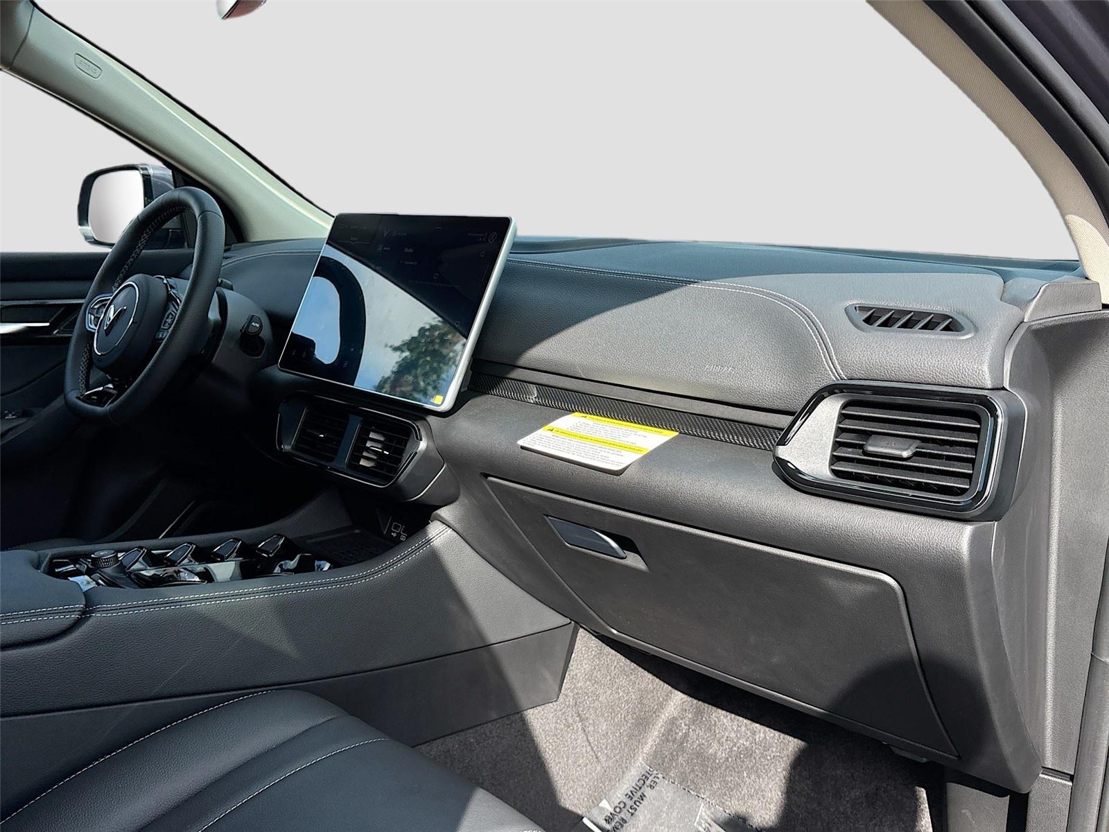 2025 VinFast VF 8 Eco