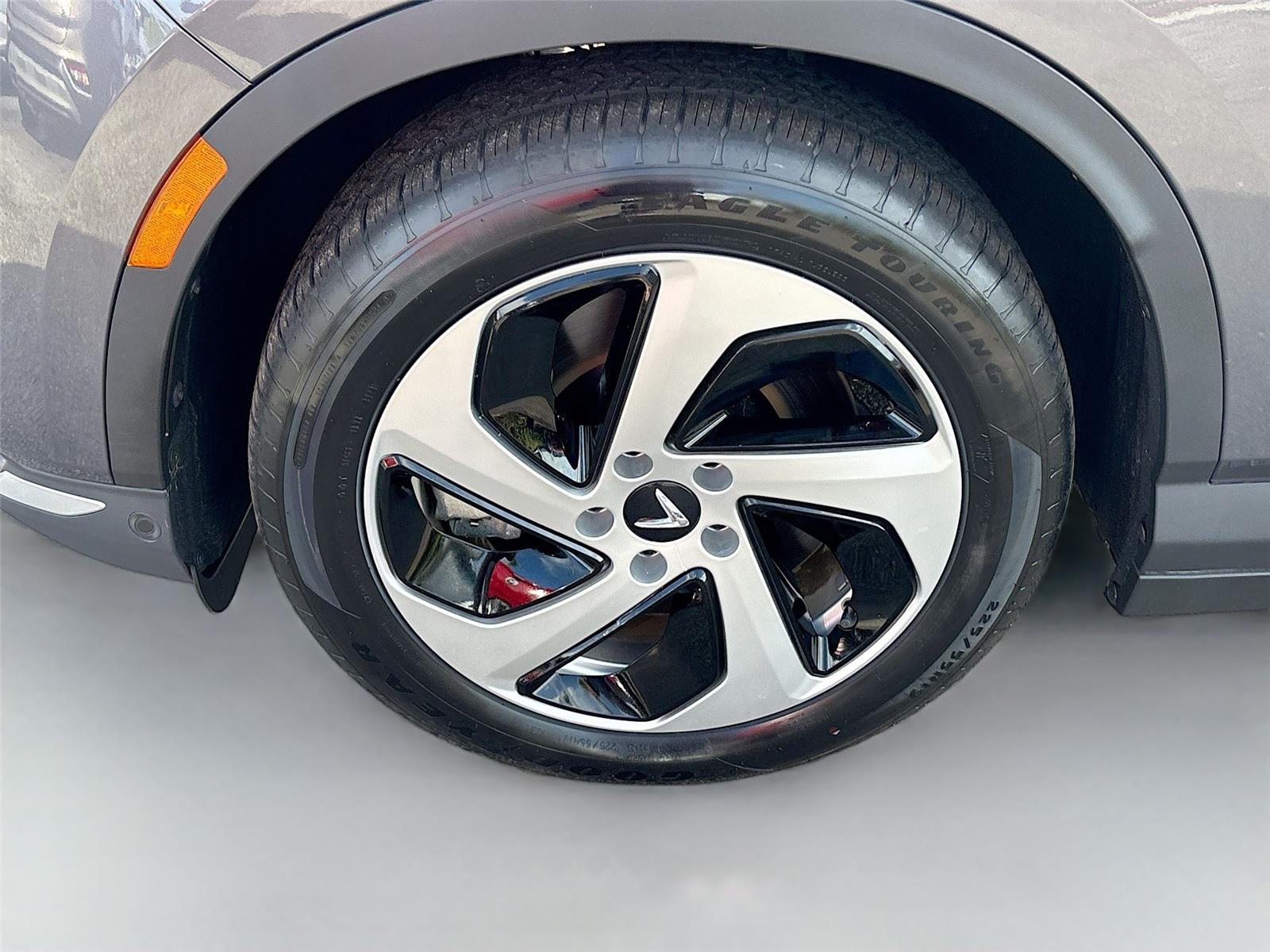 2025 VinFast VF 8 Eco