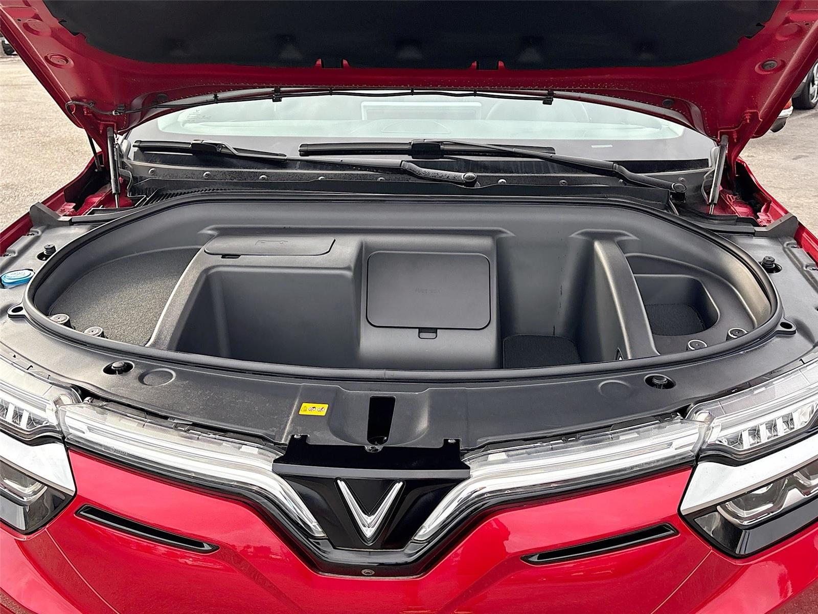 2025 VinFast VF 8 Eco