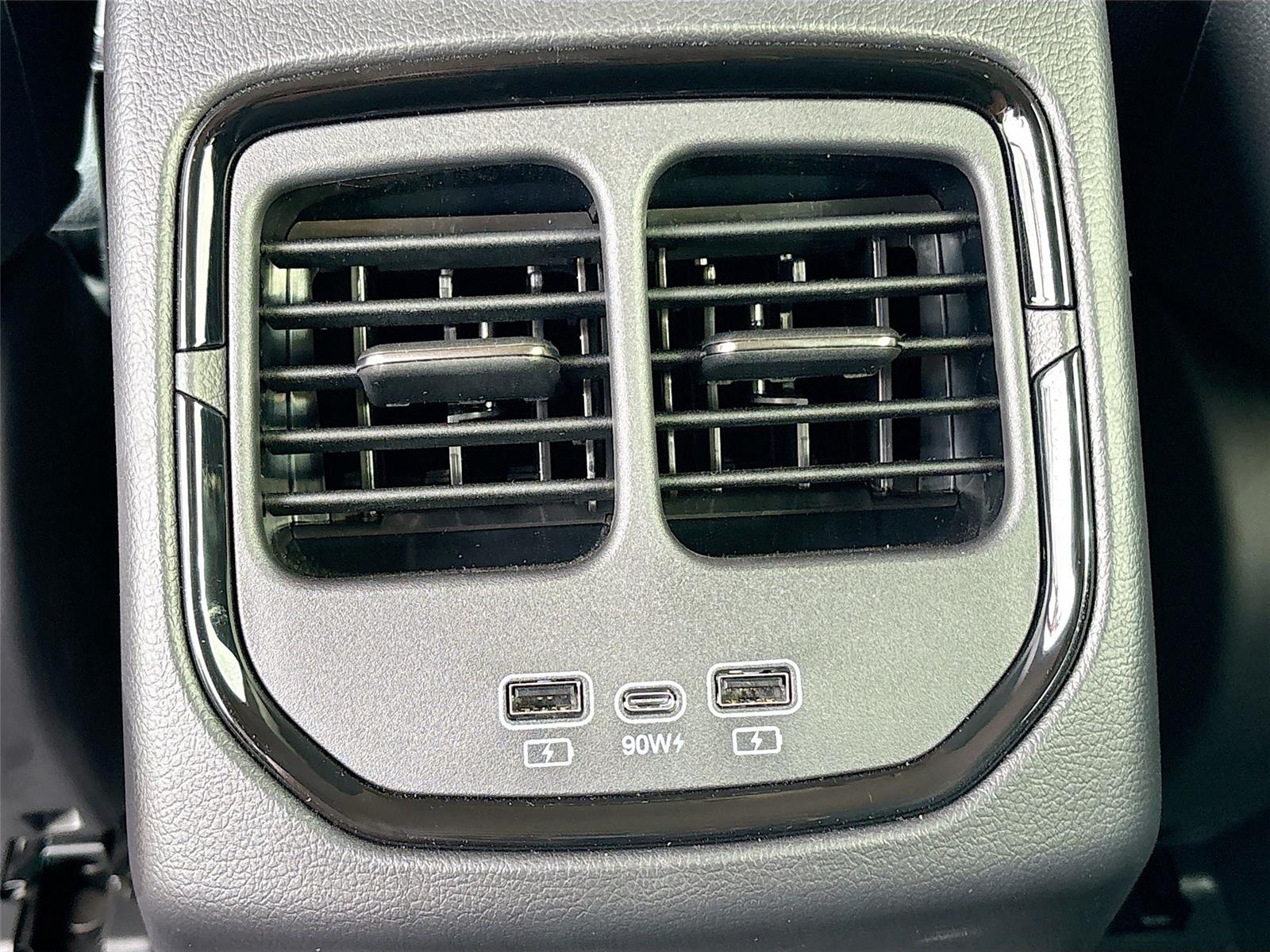 2025 VinFast VF 8 Eco