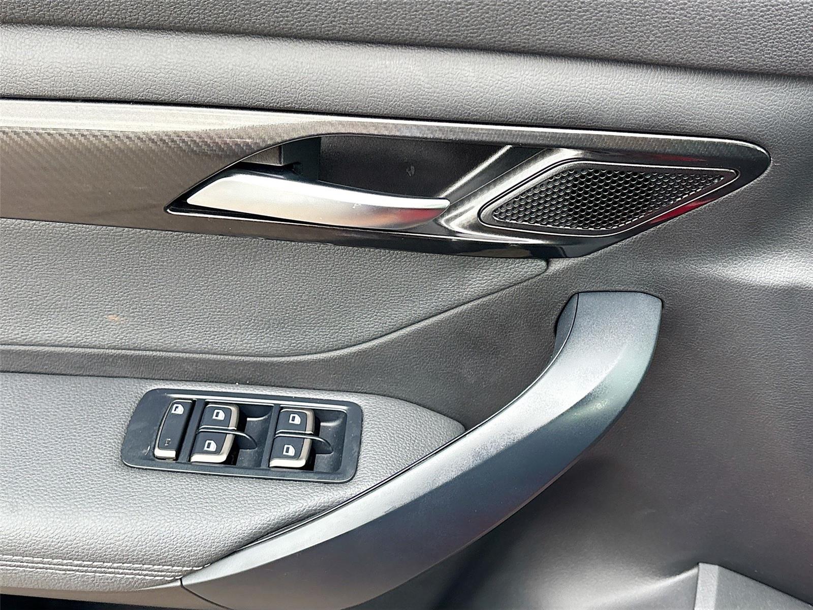 2025 VinFast VF 8 Eco