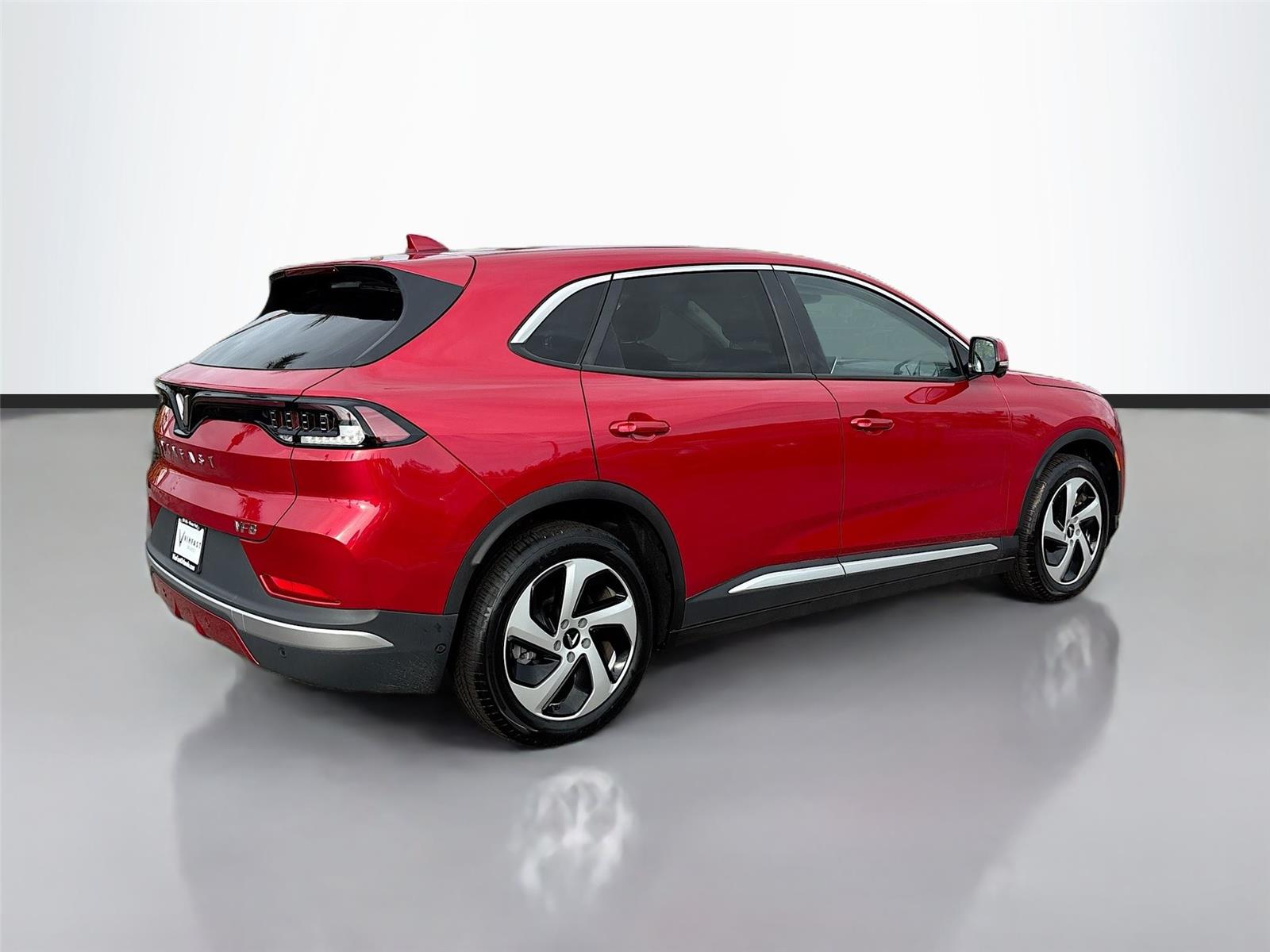 2025 VinFast VF 8 Eco