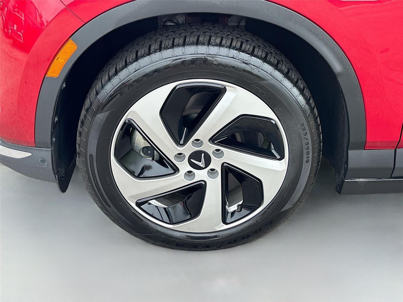 2025 VinFast VF 8 Eco