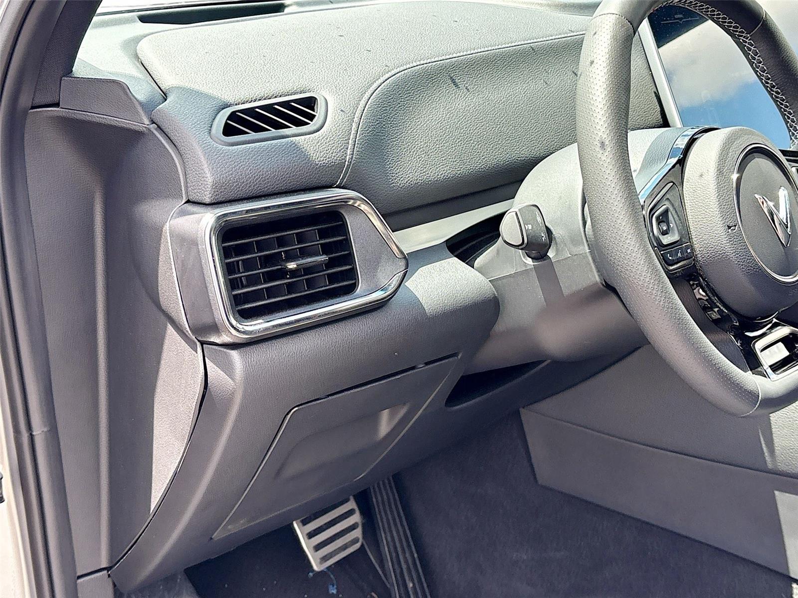 2025 VinFast VF 8 Plus