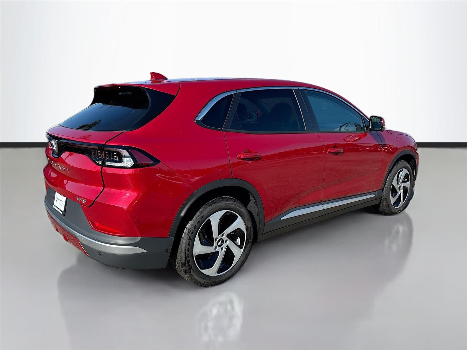 2025 VinFast VF 8 Eco