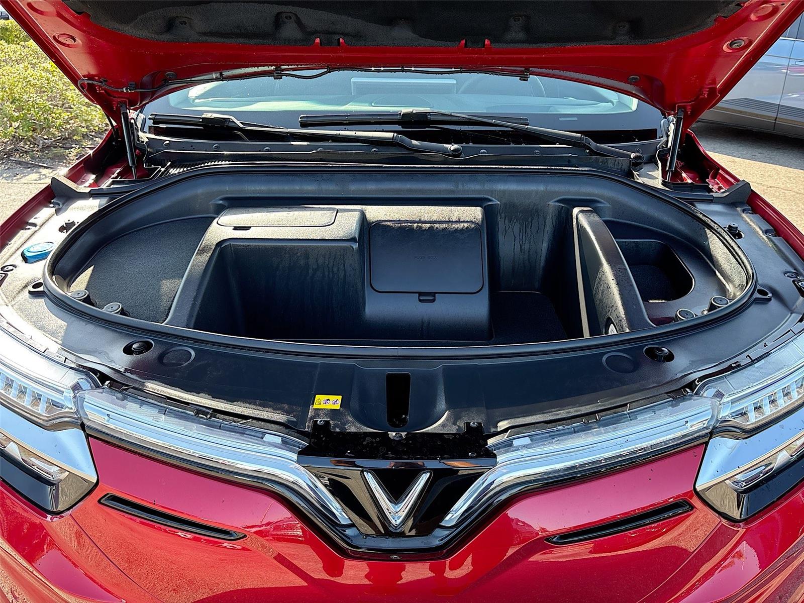 2025 VinFast VF 8 Eco