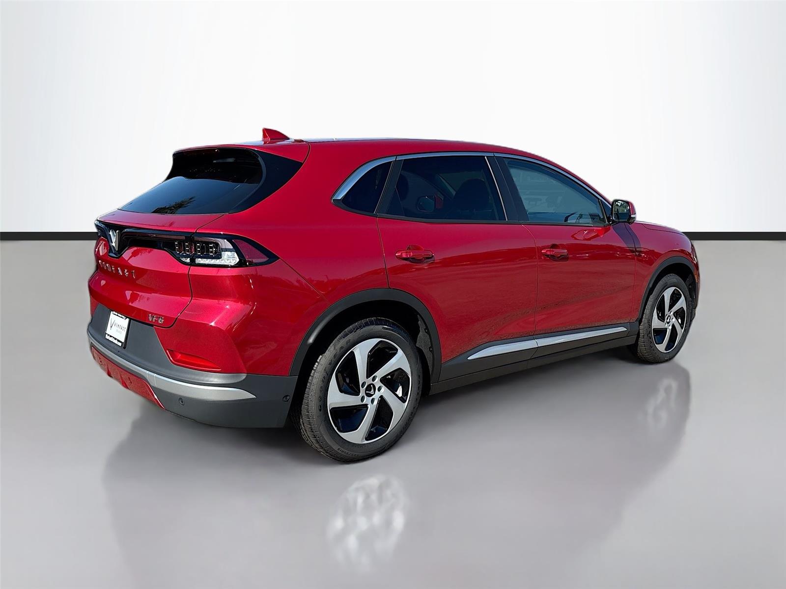 2025 VinFast VF 8 Eco