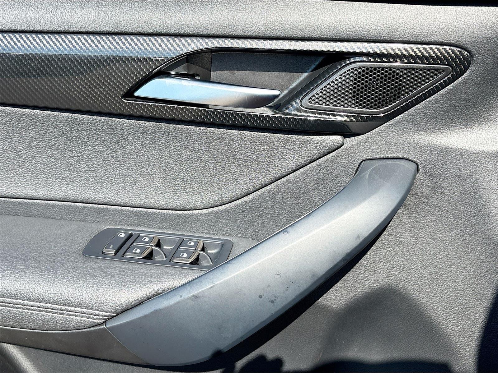 2025 VinFast VF 8 Eco