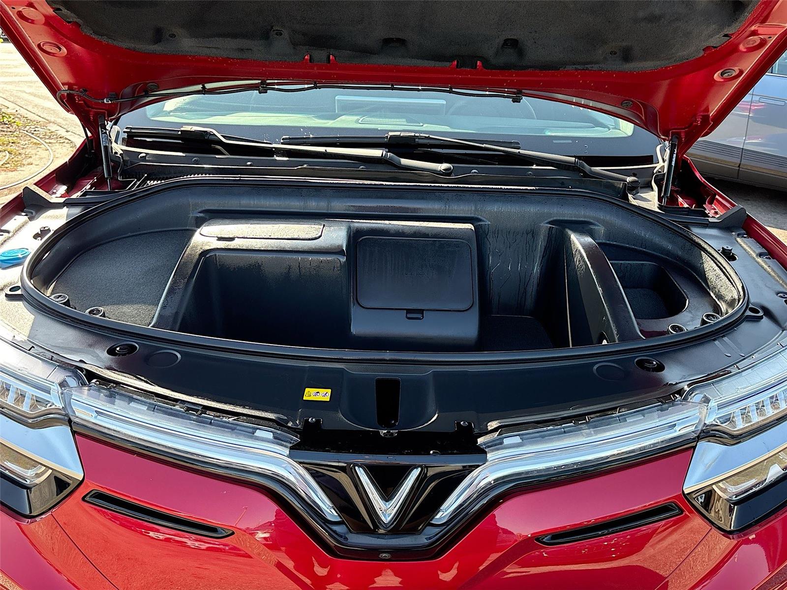 2025 VinFast VF 8 Eco