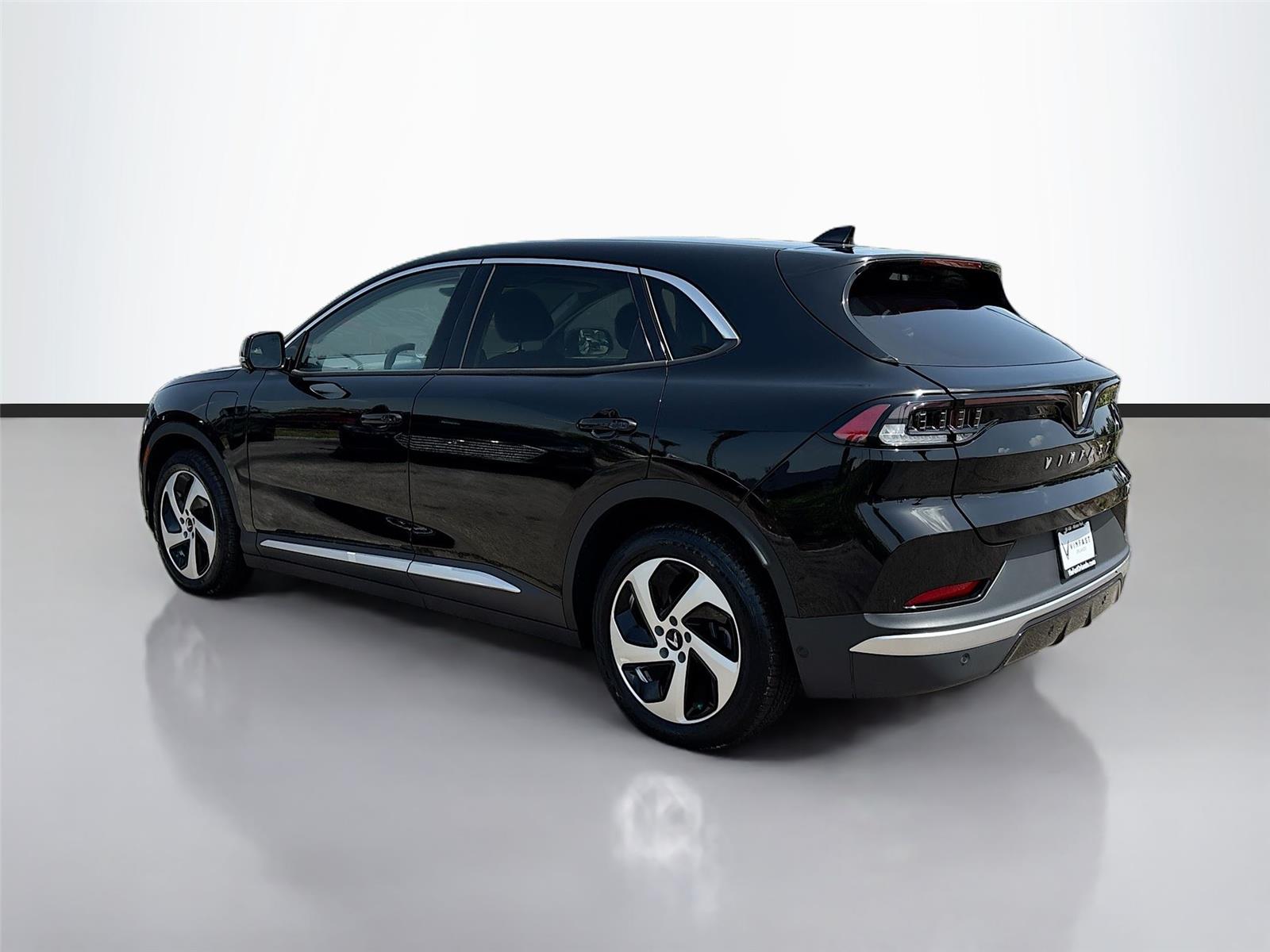 2025 VinFast VF 8 Eco