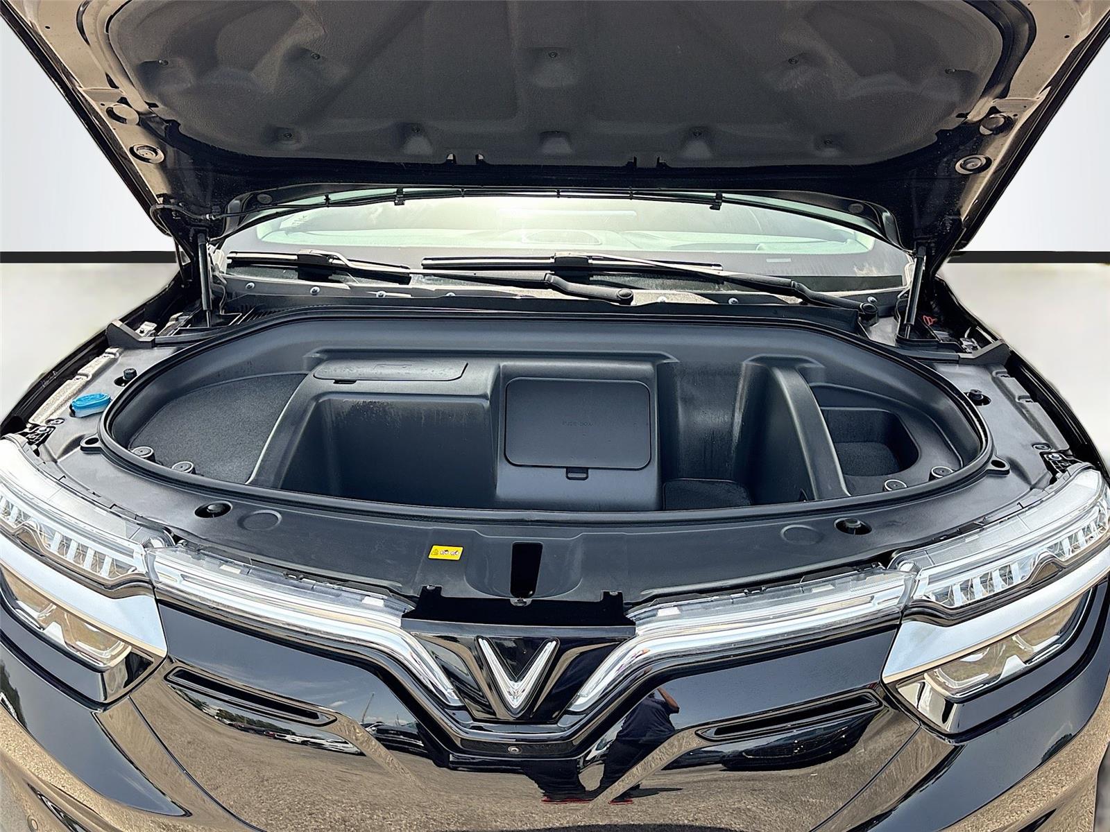 2025 VinFast VF 8 Eco