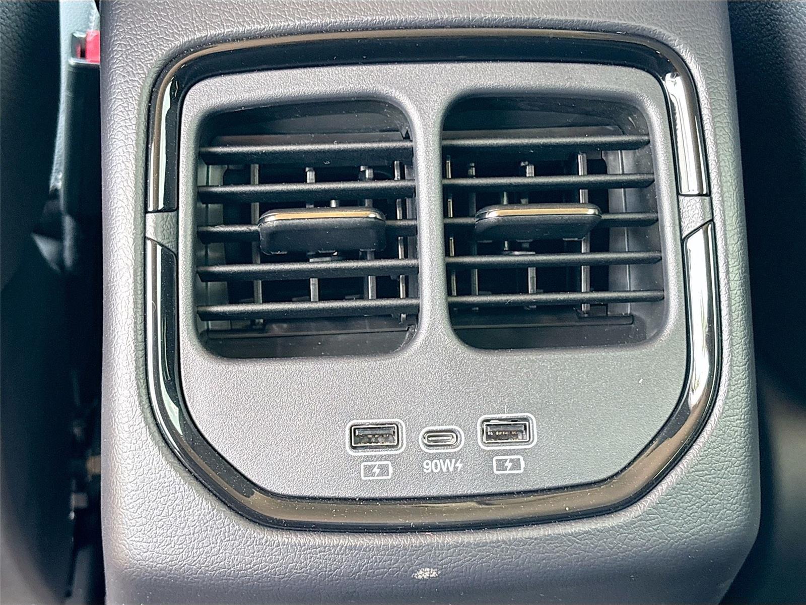 2025 VinFast VF 8 Eco