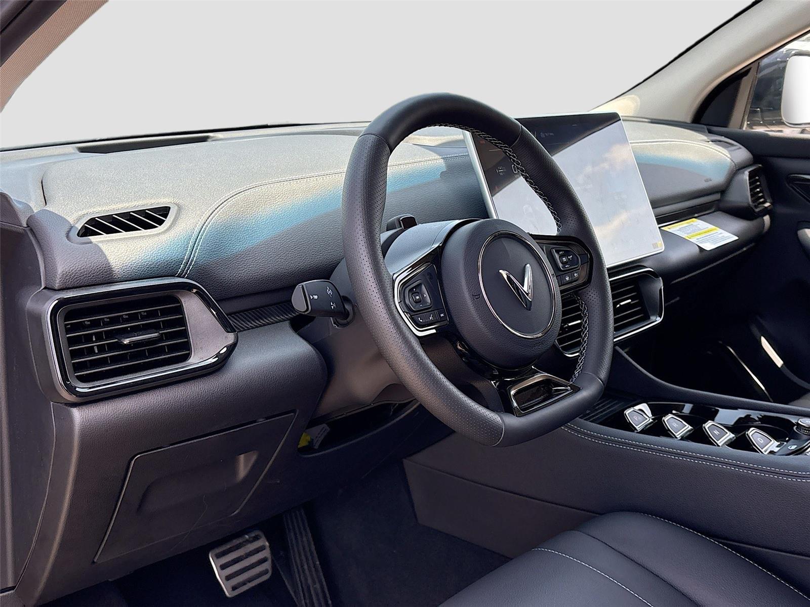 2025 VinFast VF 8 Eco