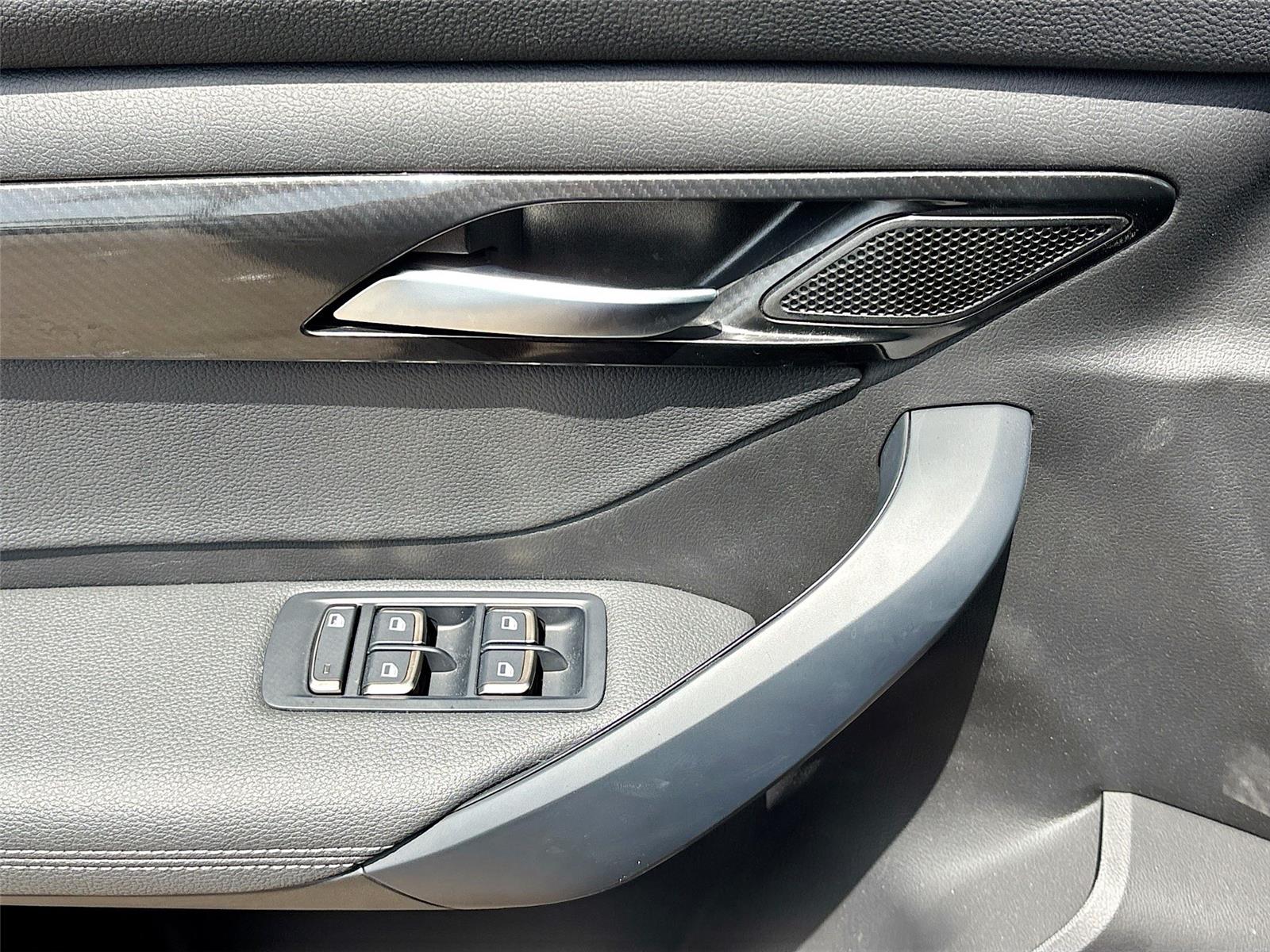 2025 VinFast VF 8 Eco