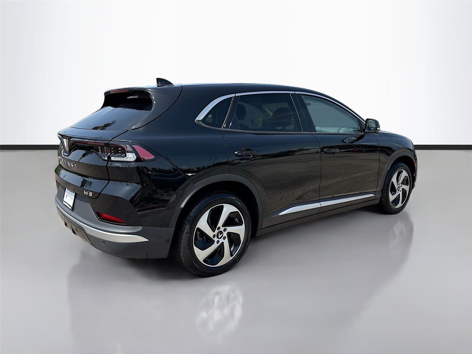 2025 VinFast VF 8 Eco