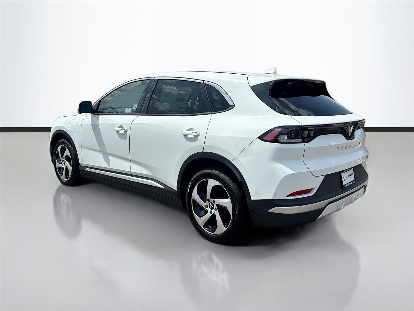 2025 VinFast VF 8 Eco