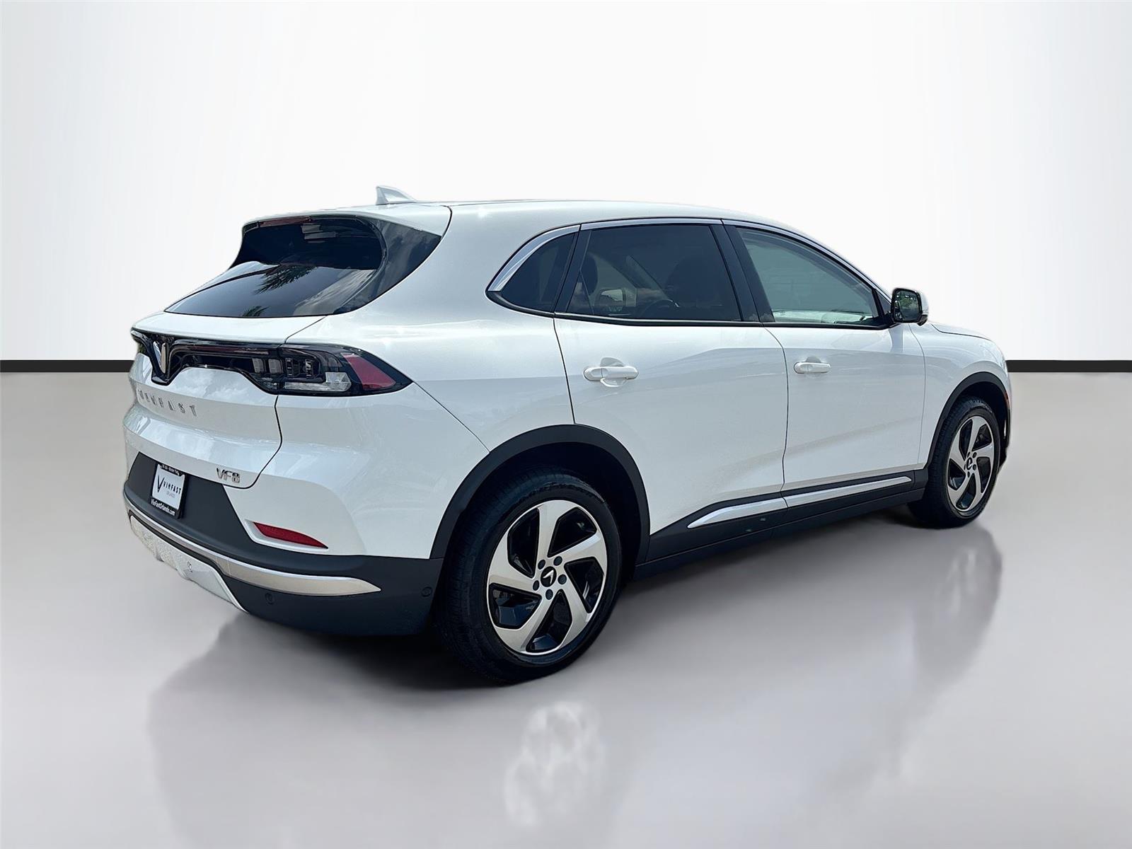 2025 VinFast VF 8 Eco