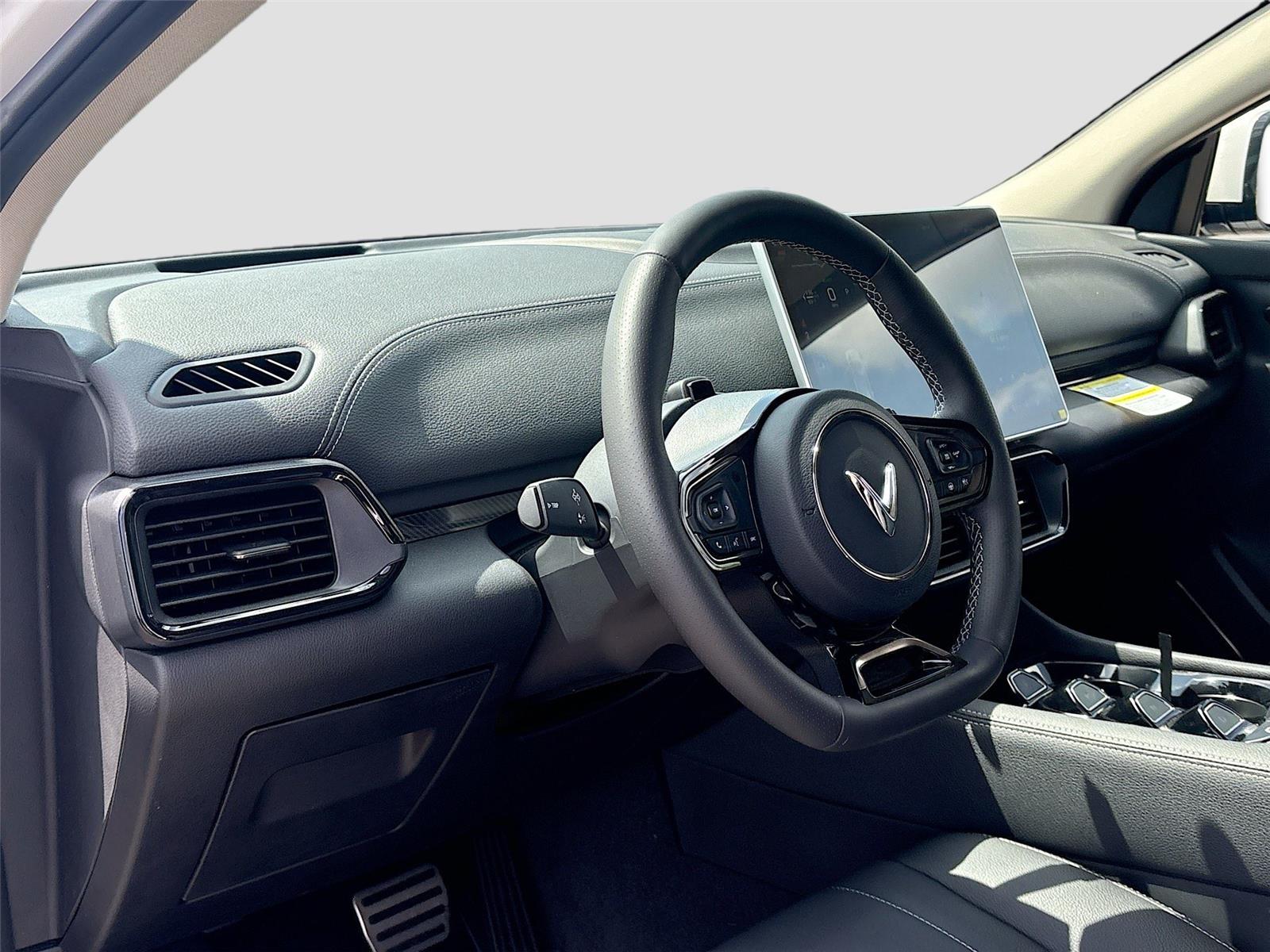 2025 VinFast VF 8 Eco