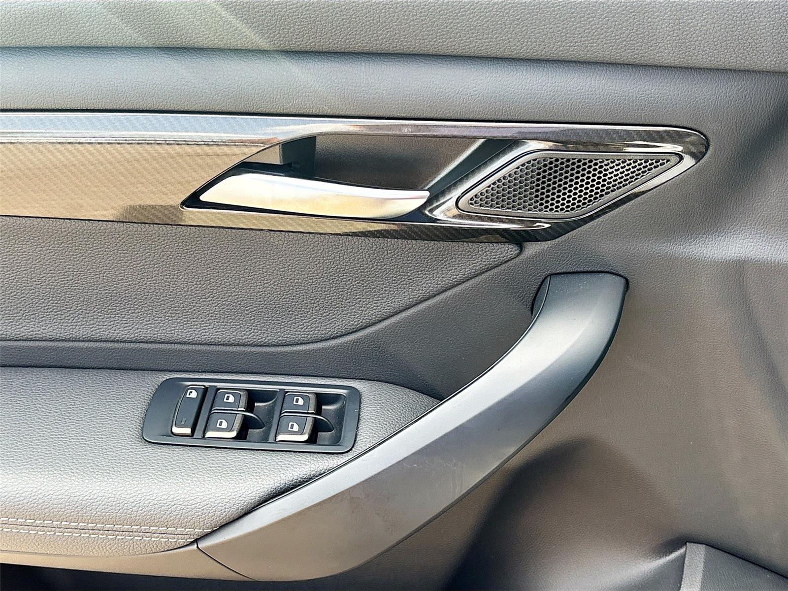 2025 VinFast VF 8 Eco