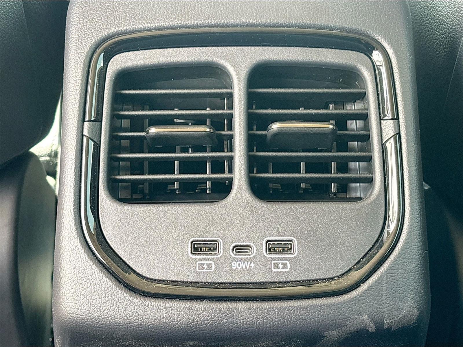 2025 VinFast VF 8 Eco