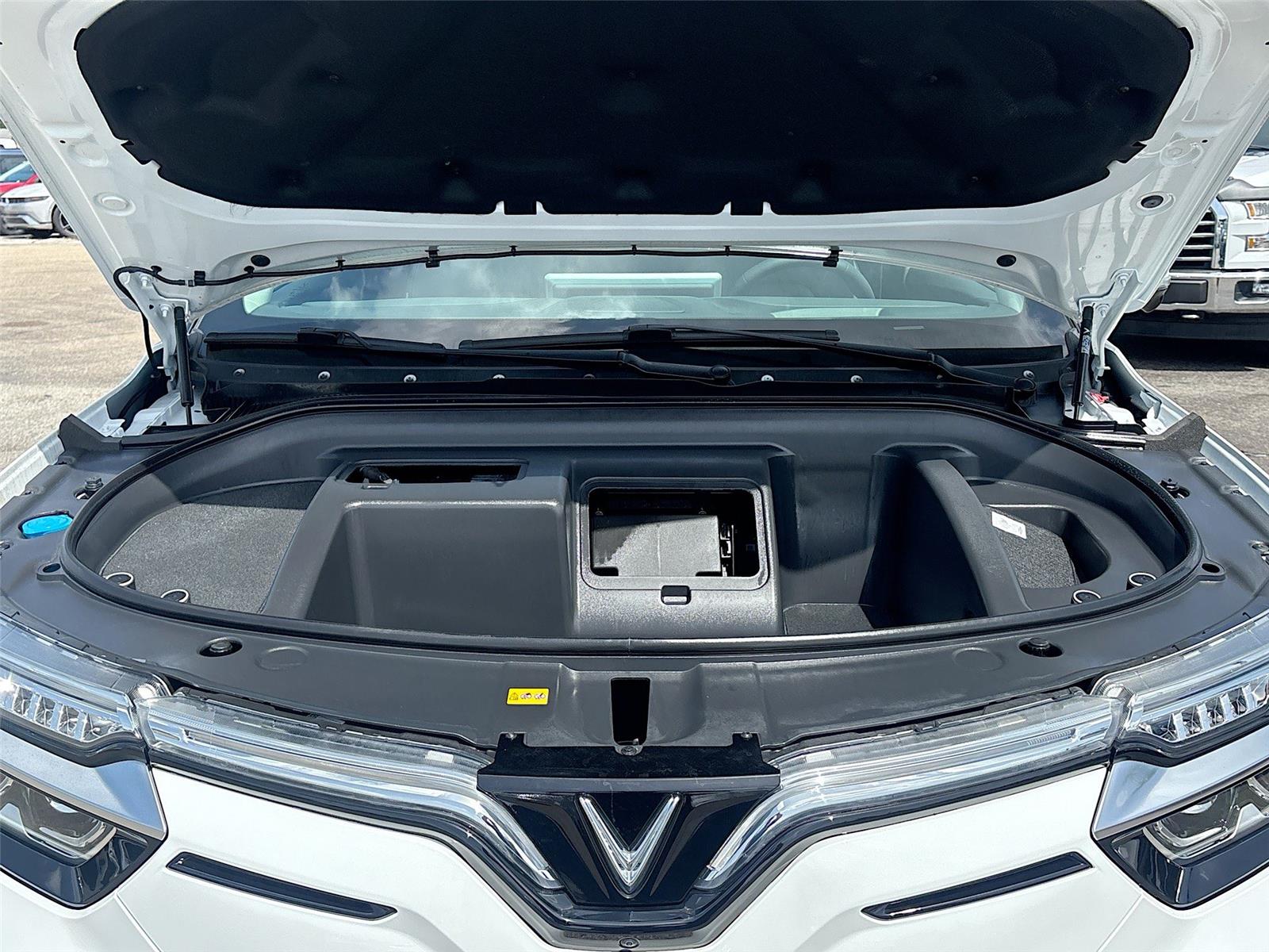 2025 VinFast VF 8 Eco