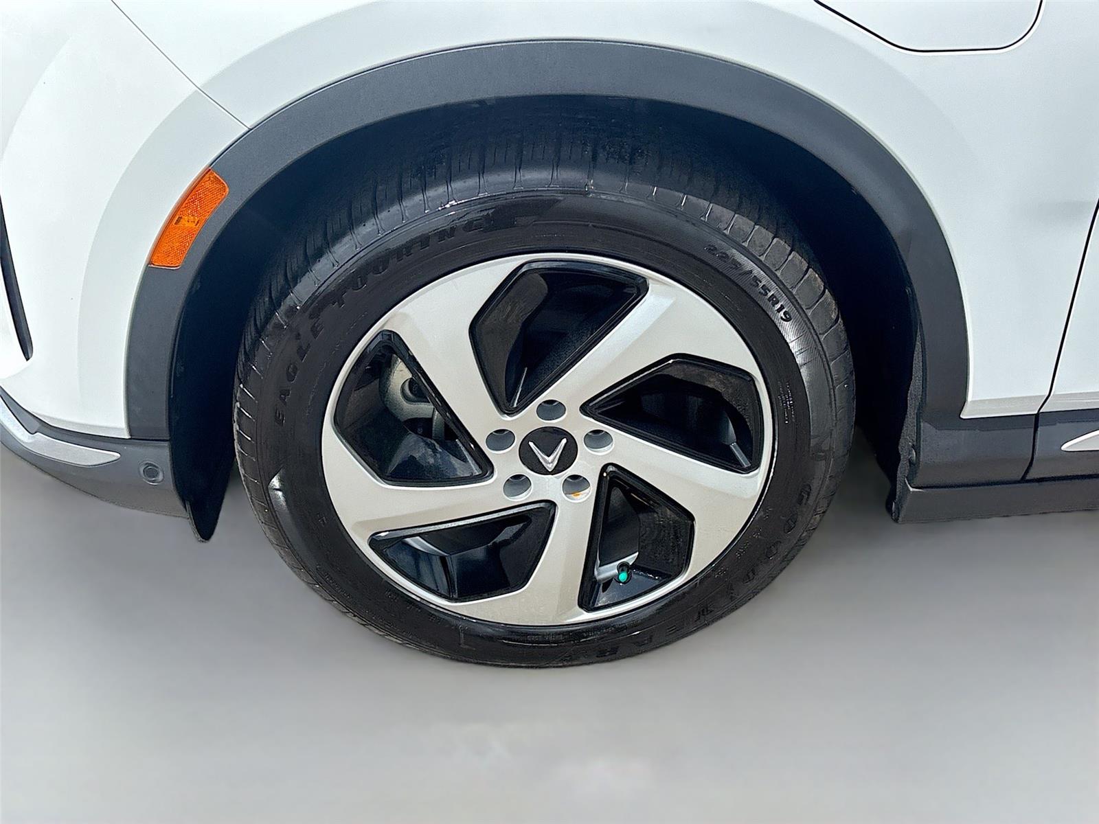 2025 VinFast VF 8 Eco