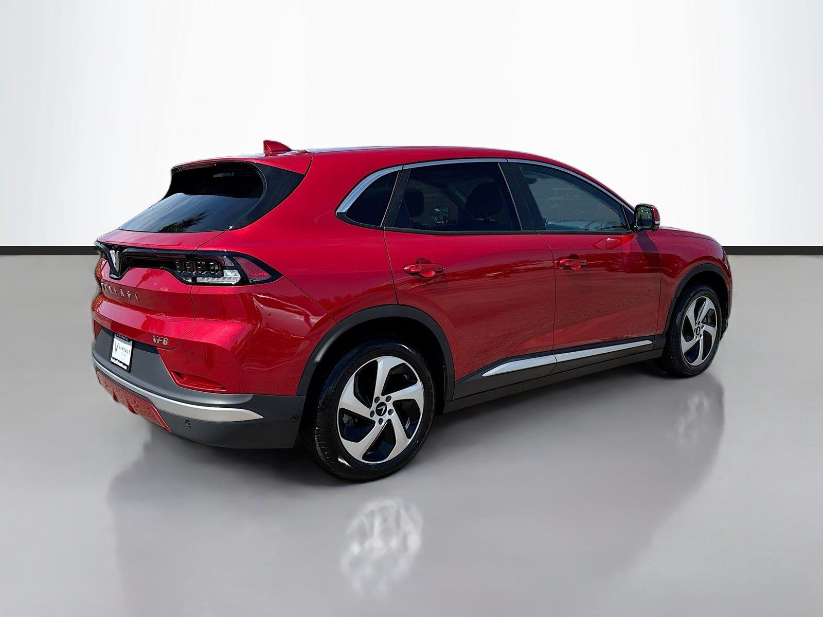 2025 VinFast VF 8 Eco