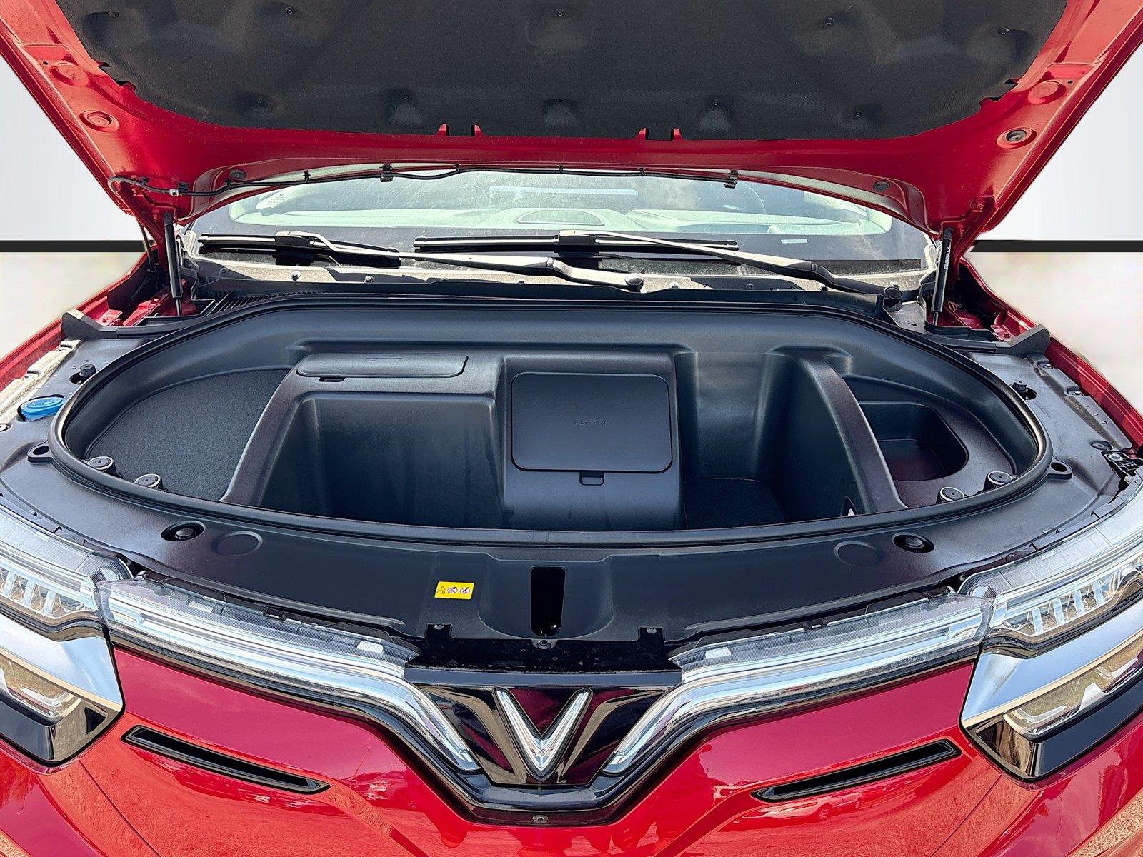 2025 VinFast VF 8 Eco