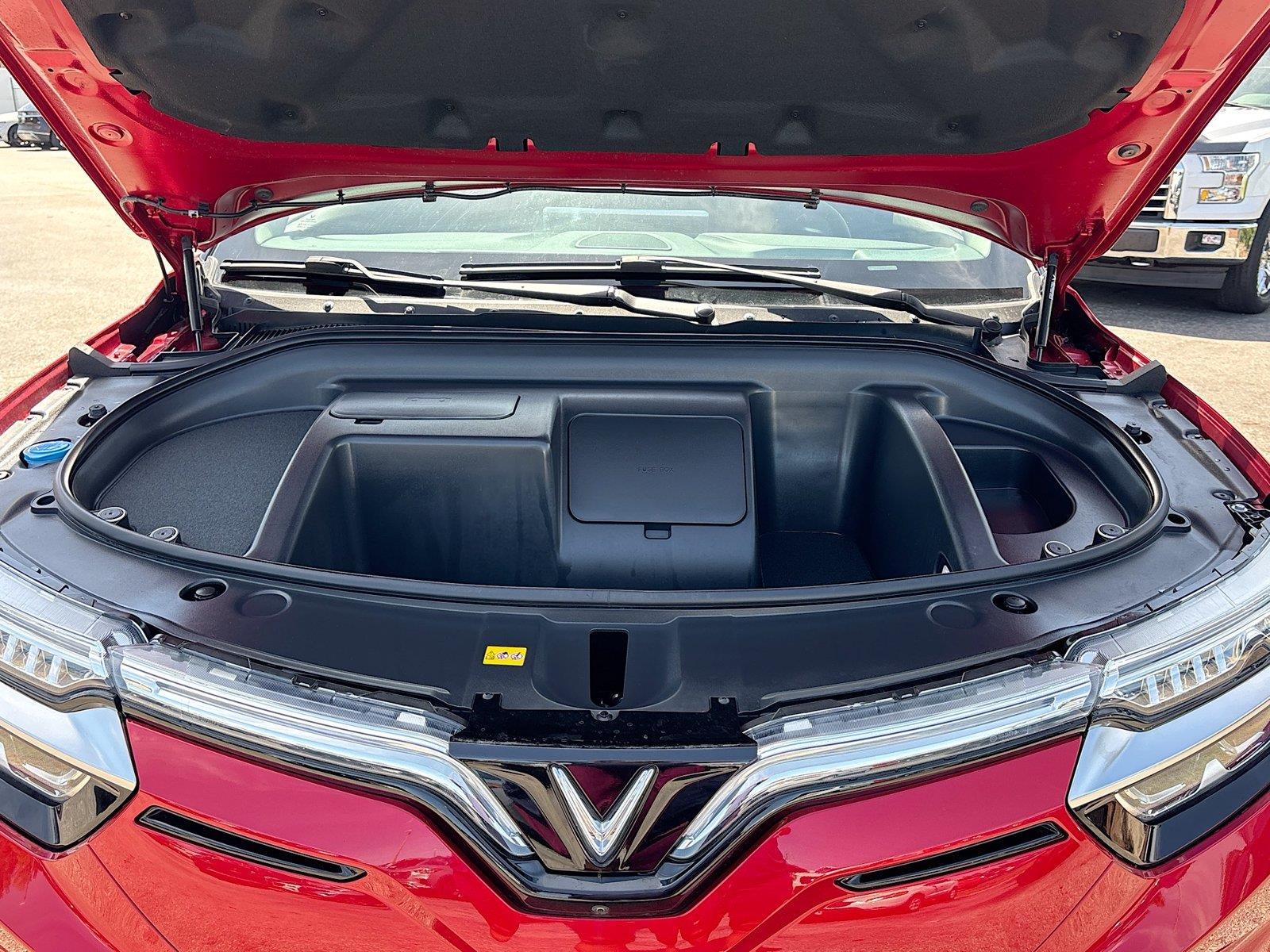 2025 VinFast VF 8 Eco