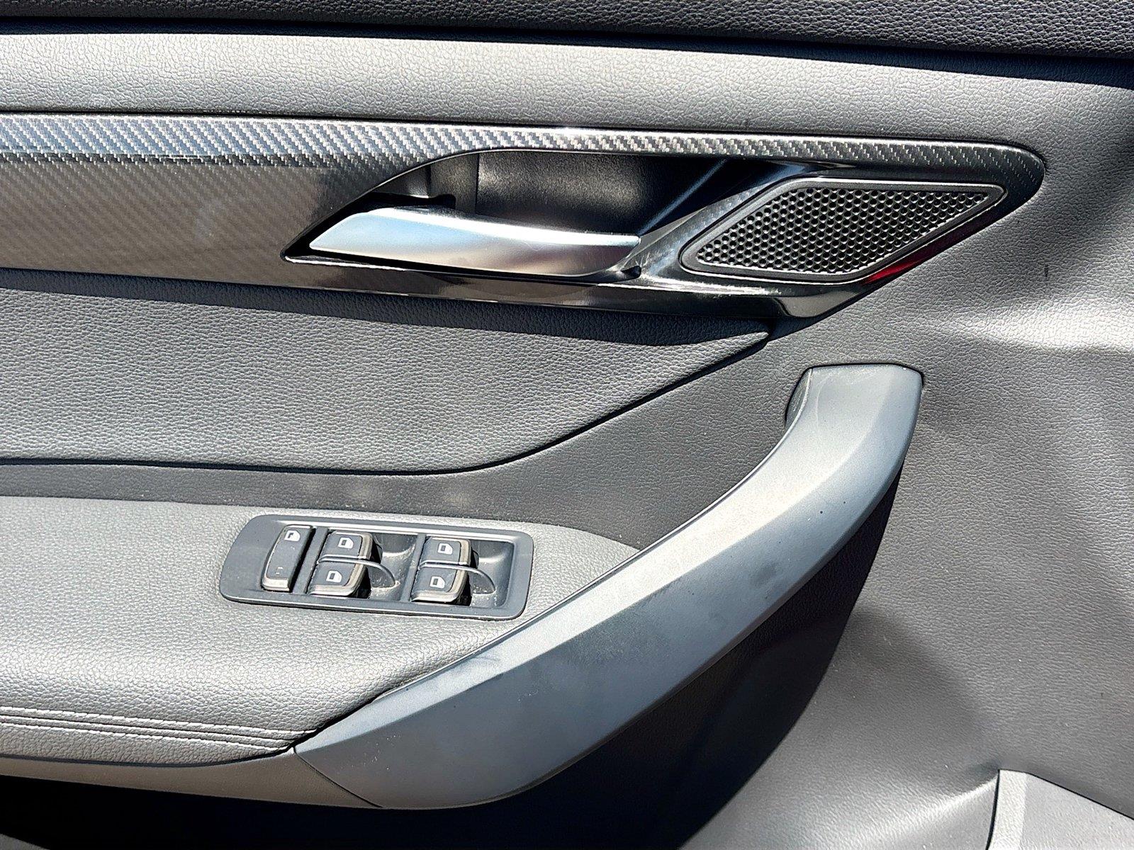 2025 VinFast VF 8 Eco