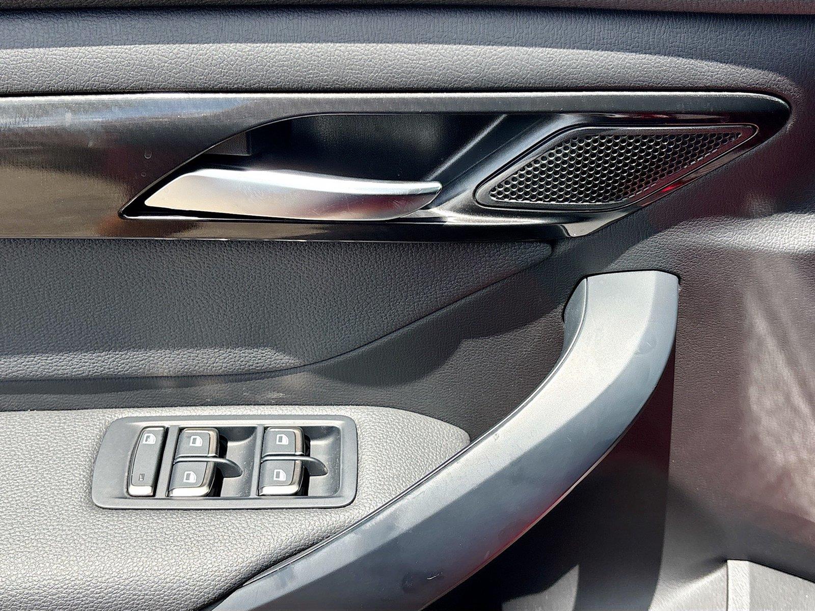 2025 VinFast VF 8 Eco
