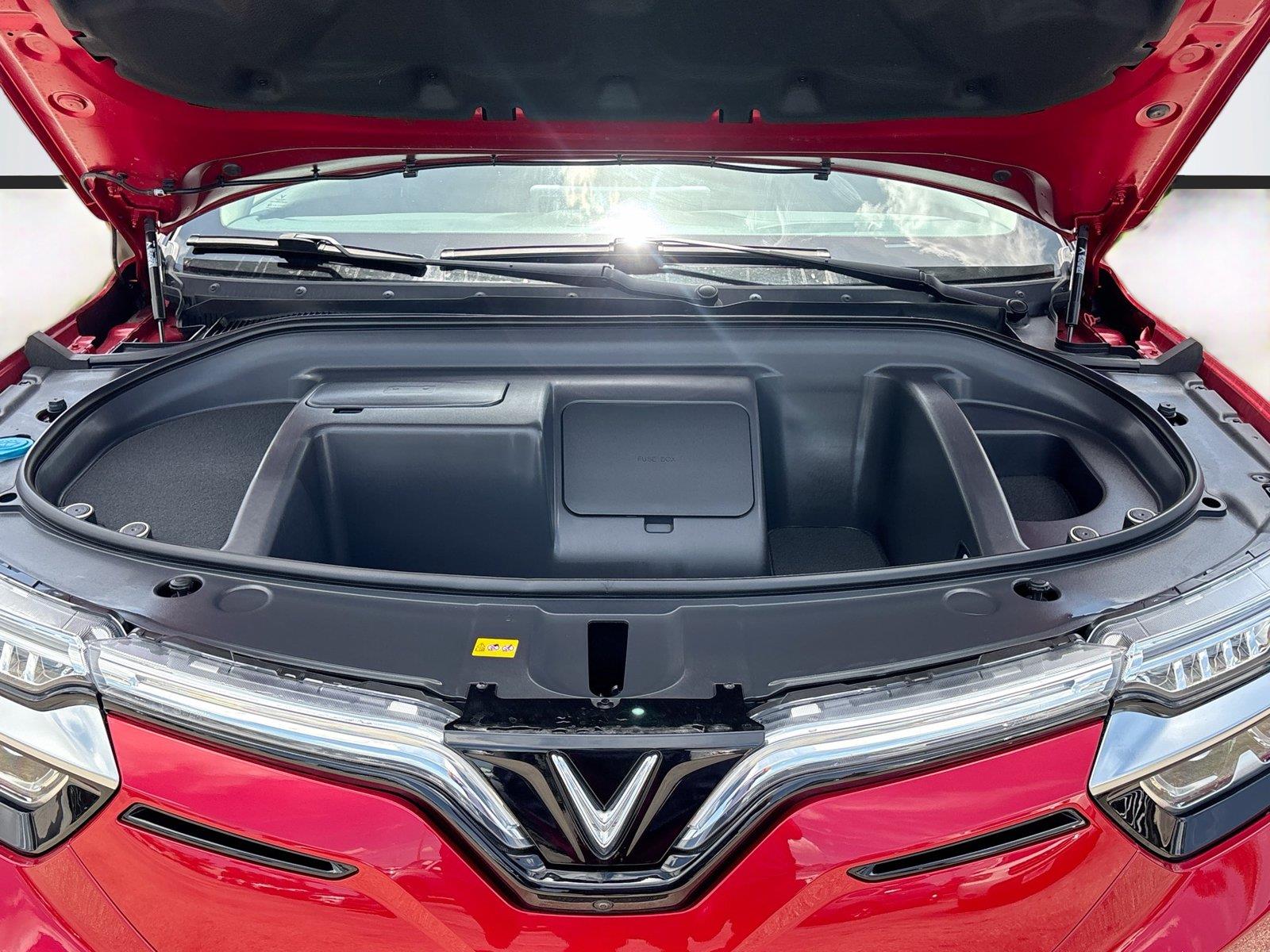 2025 VinFast VF 8 Eco