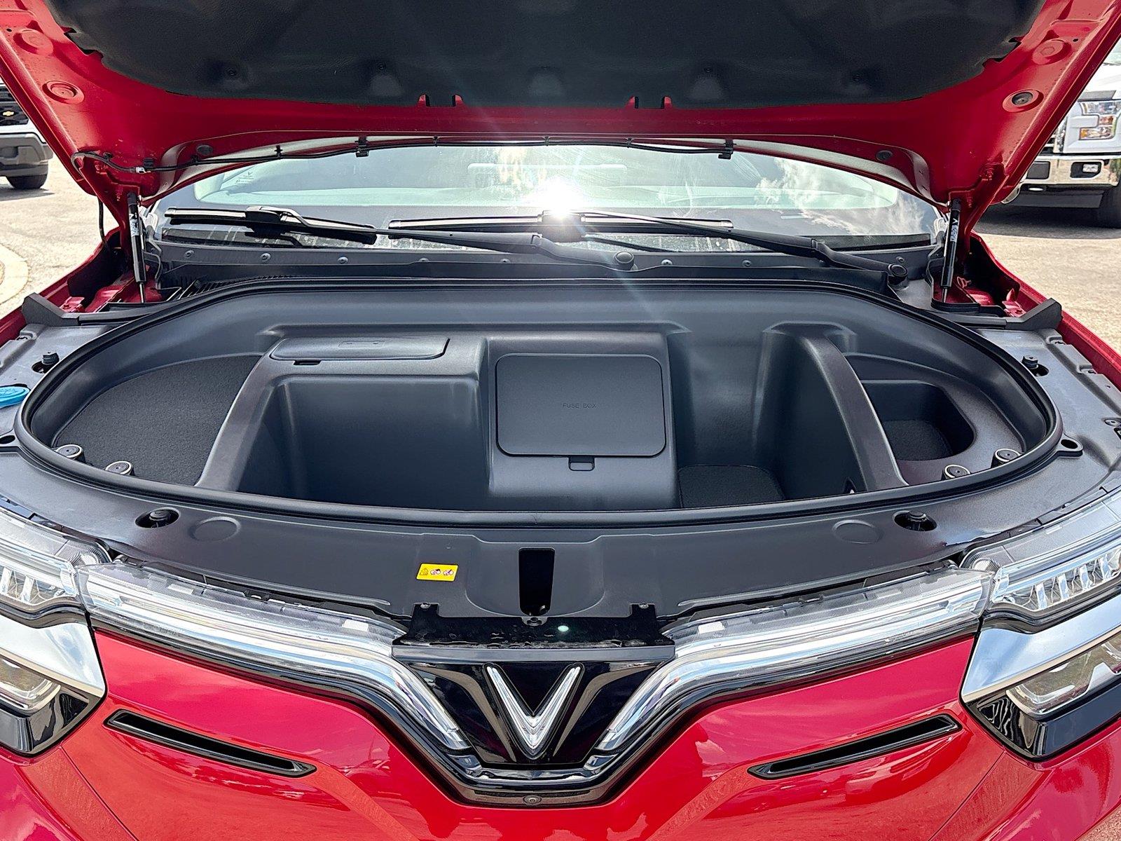 2025 VinFast VF 8 Eco