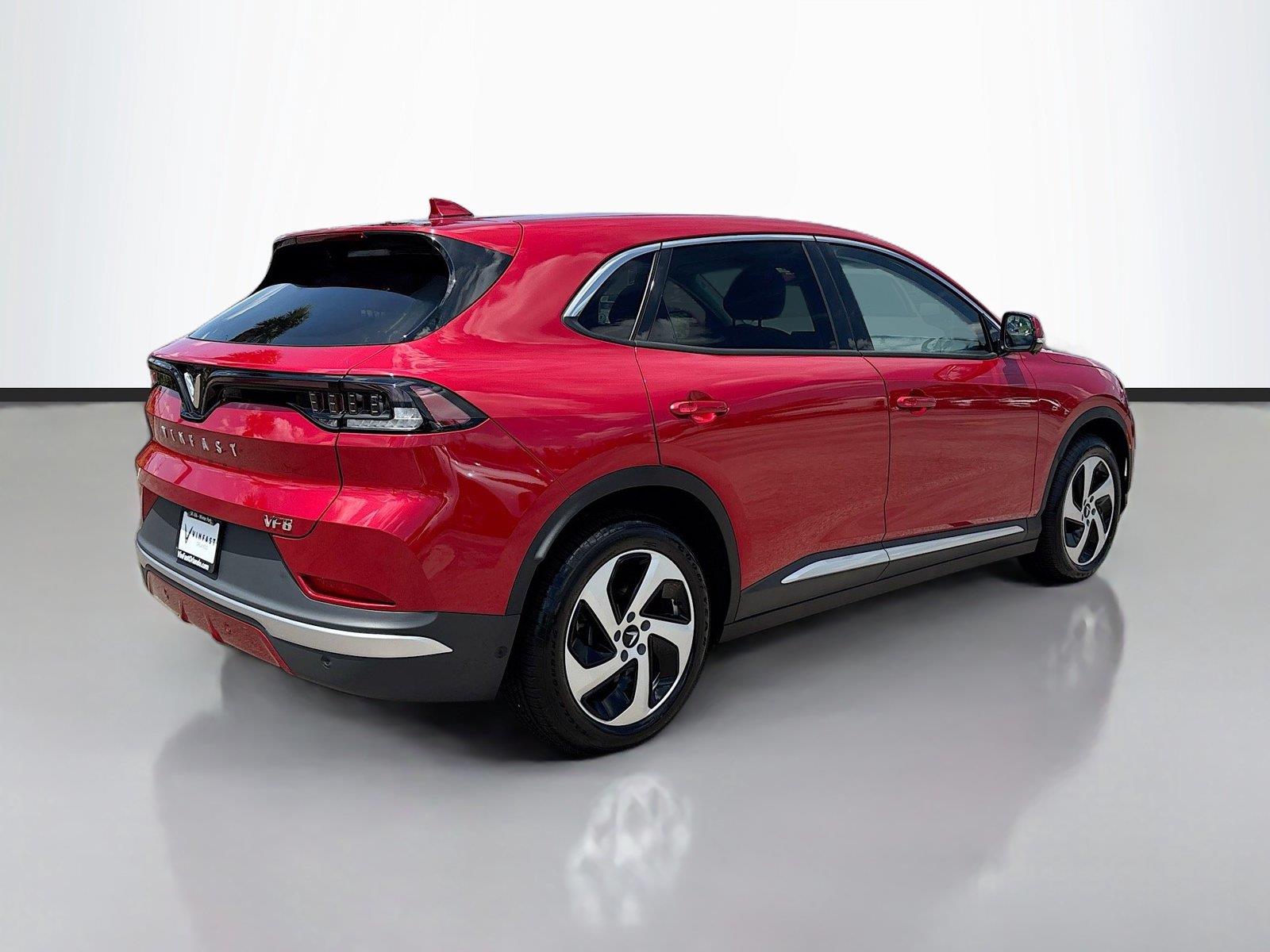 2025 VinFast VF 8 Eco