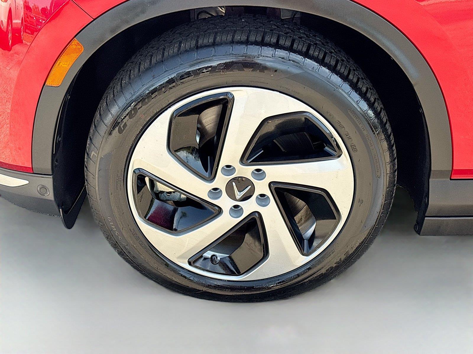 2025 VinFast VF 8 Eco