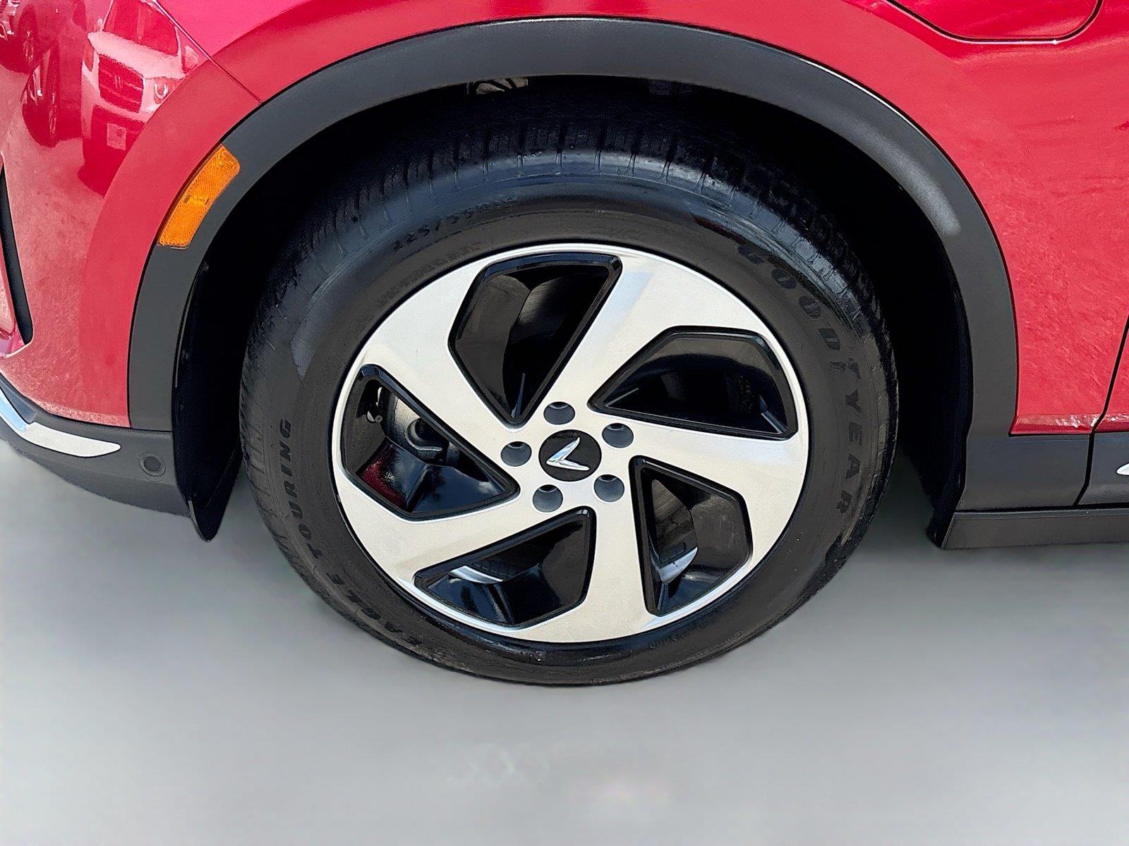 2025 VinFast VF 8 Eco