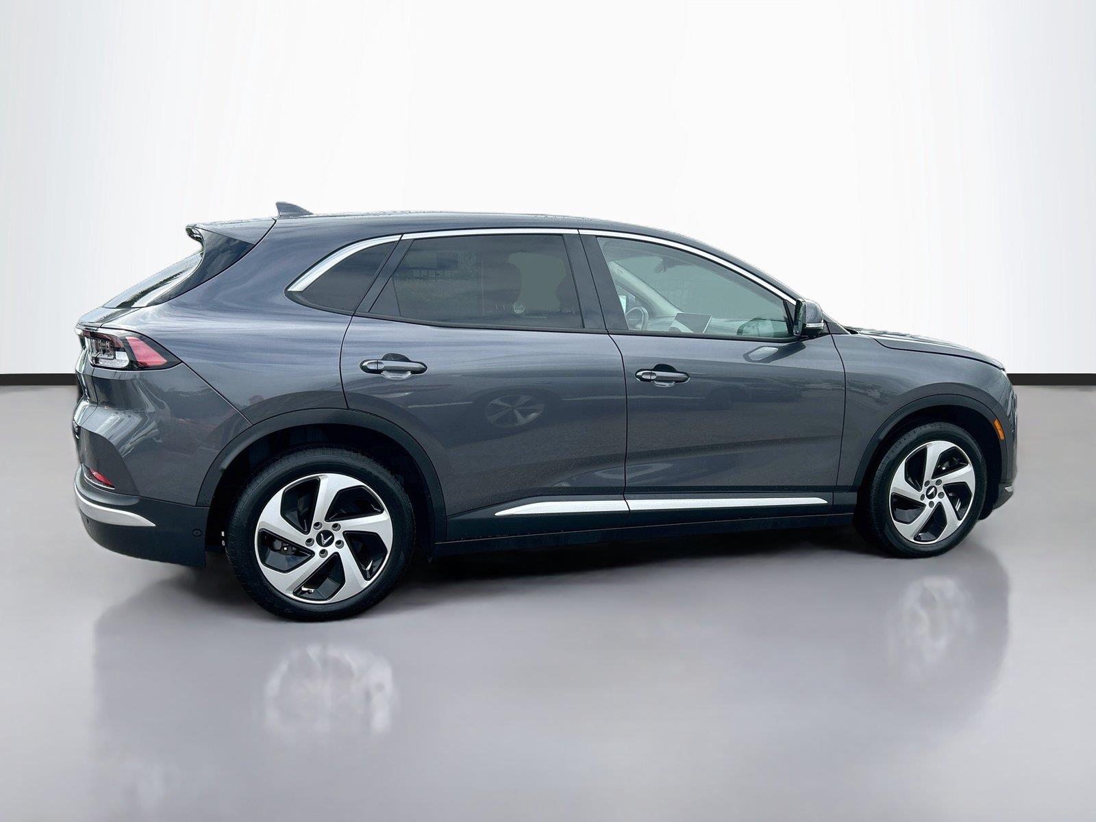 2025VinFastVF 8Eco
