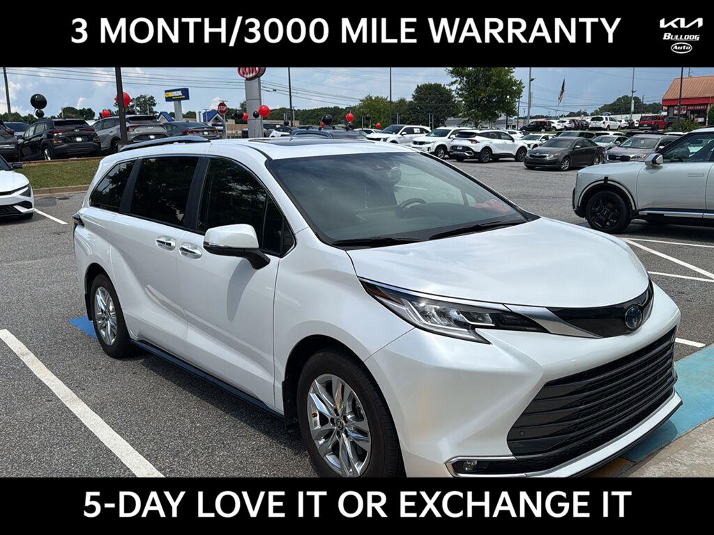 White (Wind Chill Pearl) 2025 Toyota Sienna Minivan Front-Wheel Drive Continuously Variable Transmission