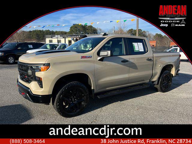 Sand Dune Metallic 2022 Chevrolet Silverado 1500 Custom Trail Boss Crew Cab 4WD Pickup Truck Four-Wheel Drive 8-Speed Automatic